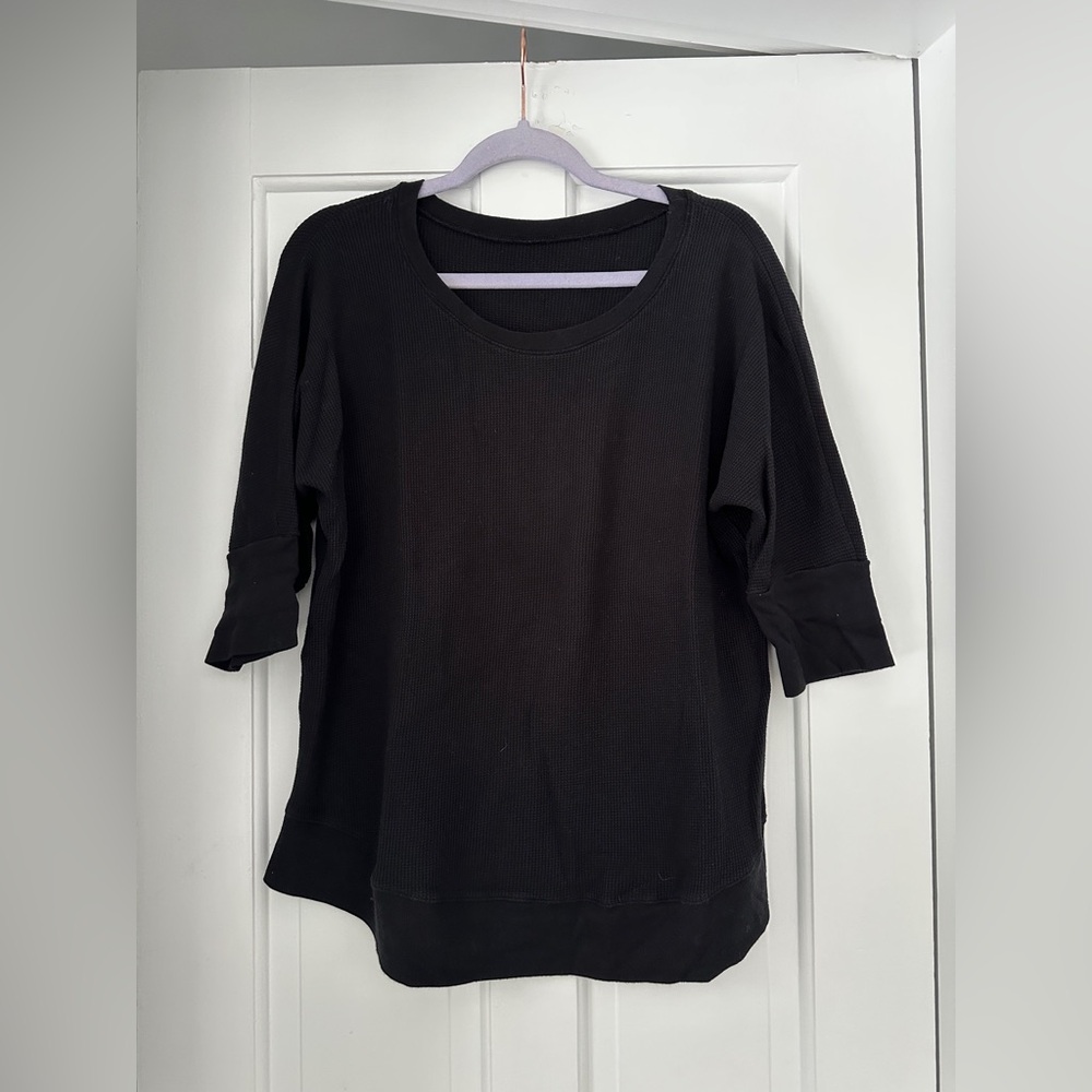 Splendid 3/4 Sleeve Black Waffle Knit Round Hem Shirt in Size Medium